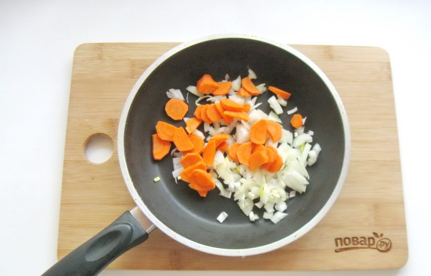 1. Этап. Уха из пеленгаса: Морковь и репчатый лук мелко нарежьте и выложите в сковороду с подсолнечным маслом.