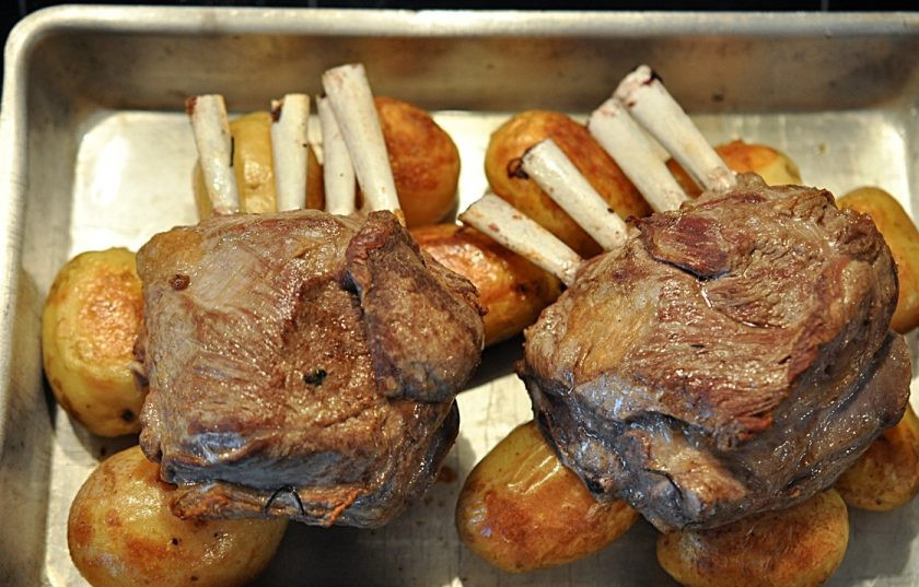 1. Этап. Каре баранины: Достаньте каре из духовки и дайте отдохнуть пару минуток.