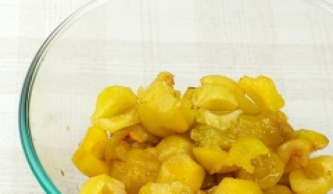 1. Этап. Ткемалевый соус: Сливы промываем и очищаем от кожуры.