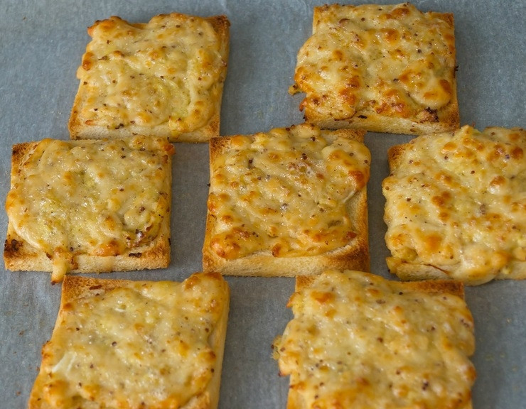 1. Этап. Гренки с сыром: Выберите гренки из духовки, полейте их приготовленной смесью и отправляйте обратно на 5 минут до золотистой корочки. Блюдо готово! Приятного!