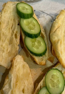 1. Этап. Сэндвич Мечта с ветчиной: Выложить свежие огурцы, нарезанные кругляшами