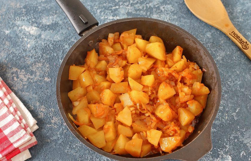 1. Этап. Картофель с редькой: Тушите все вместе периодически помешивая около 3-5 минут.