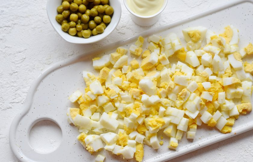 1. Этап. Салат Столичный с яблоком: Яйца сварите вкрутую, очистите, настрогайте кубиками.