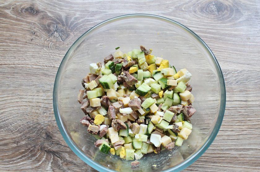 1. Этап. Салат с языком и кедровыми орешками: Все перемешайте, добавьте майонез, перемешайте и уберите в холодильник на 10 минут.