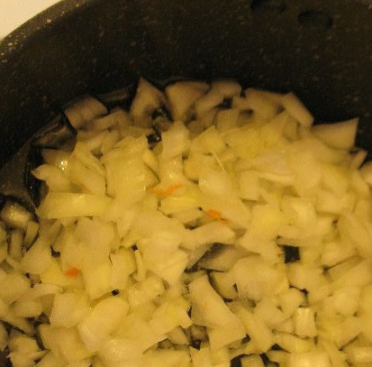 1. Этап. Паштет из чечевицы: 3. На сковороду налить немного масла и хорошо разогреть. Выложить лук и обжарить на среднем огне до прозрачности.