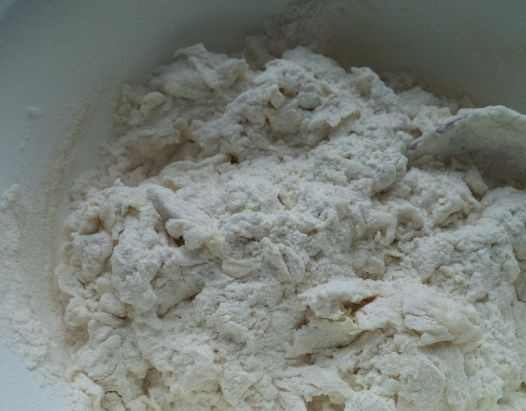 1. Этап. Тесто на пиццу без дрожжей: 5. Добавляем яйца и продолжаем замешивать. При необходимости подсыпайте муку.