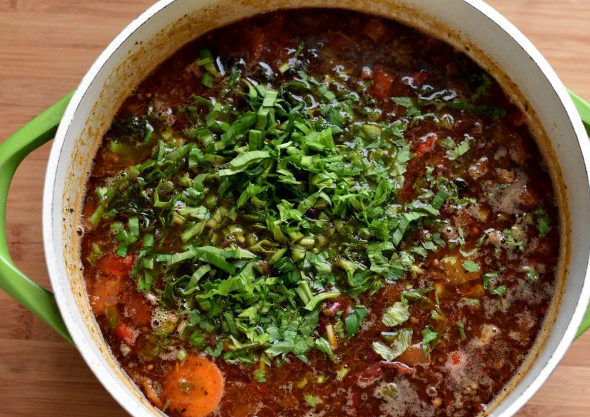 1. Этап. Острый картофельный суп: Дайте прогреться и выложите содержимое сковороды в суп. Добавьте маслины, разрезанные пополам. Доведите до кипения, проварите пару минут. Опустите в суп нарубленную зелень и отключите нагрев.