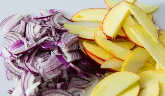 1. Этап. Зеленый салат с гранатом: 4. Нарежьте тонкими полукольцами лук и ломтиками яблоко, предварительно очистив от сердцевины. Орешки подсушите на сковороде.