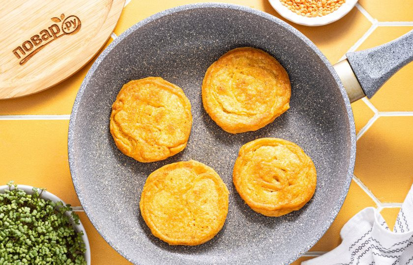 1. Этап. Оладьи из красной чечевицы: Переверните и жарьте еще столько же с другой стороны.