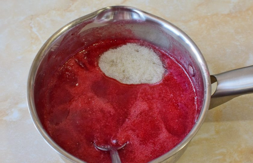 1. Этап. Малиновый муссовый торт: Смешайте малину с сахаром и крахмалом. Доведите до кипения. Затем растворите желатин в малиновой начинке. Оставьте массу остыть до комнатной температуры.