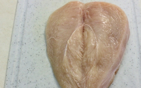 1. Этап. Сочные куриные грудки: 1. Вымойте куриную грудку и аккуратно сделайте надрез (не до конца), чтобы развернуть ее вот таким образом.