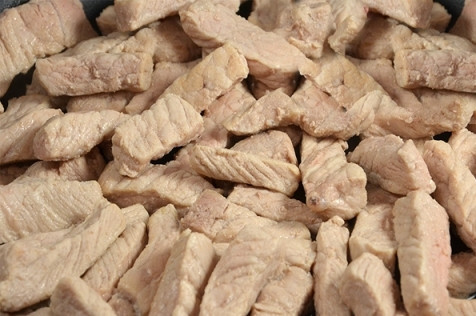 1. Этап. Свинина с овощами под соусом Бешамель: Свинину необходимо помыть, обсушить и нарезать кусочками. Затем немного обжарим мясо на сухой сковороде.