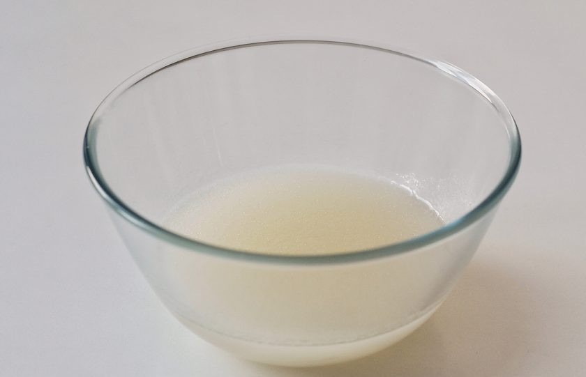 1. Этап. Шоколадный торт с кардамоном: В другой миске соедините воду с сахаром, взбейте миксером до полного растворения. Влейте растительное масло и снова перемешайте. Затем добавьте уксус и снова взбейте.