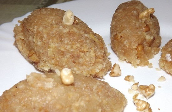 1. Этап. Мучная халва: 7. Столовыми ложками формирую кнели из полученной массы и выкладываю на тарелку, украшаю грецкими орехами и сразу подаю к столу.