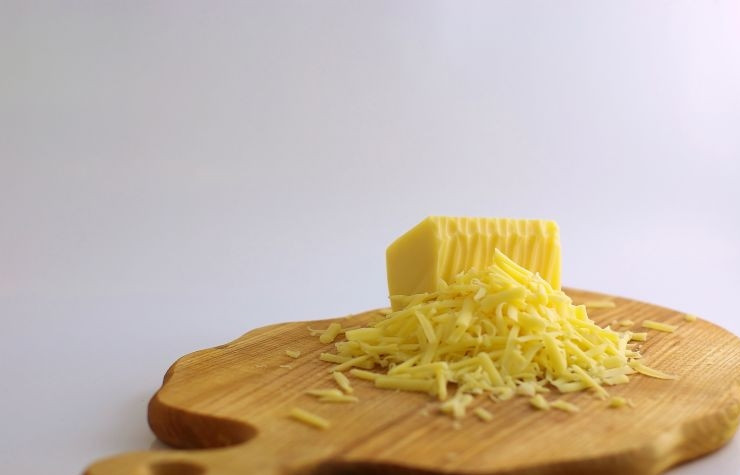 1. Этап. Кесадилья с сыром: Натираем сыр.