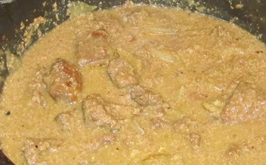 1. Этап. Печень, тушенная в молоке: Когда печень с молоком начнет кипеть, обязательно помешивайте ее деревянной лопаткой. Иначе она может подгореть. Добавьте в сковородку специи и соль, перемешайте. Закройте крышку и томите печень на медленном огне пять минут. В конце выдавите через пресс немного чеснока.