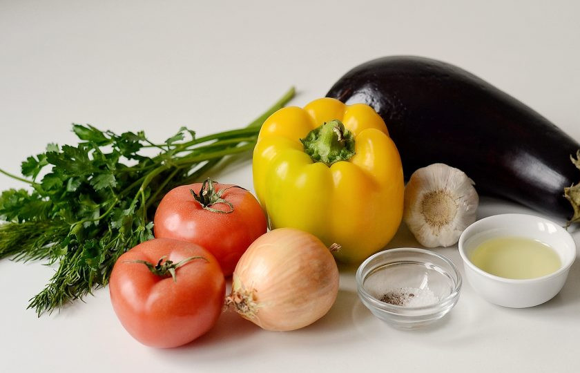 1. Этап. Баклажанная икра по-одесски: Подготовьте все ингредиенты. Разогрейте духовку до 250 градусов.