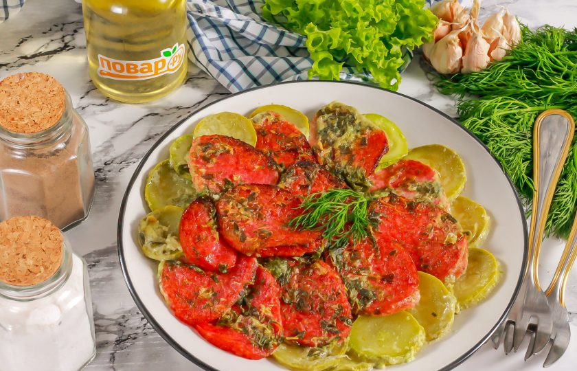 1. Этап. Кабачки запеченные с соусом и салями: Выложите приготовленное блюдо в тарелки и подайте к столу горячим. Можно дополнить измельченной зеленью и сухариками.