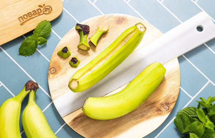1. Этап. Банановые чипсы в аэрогриле: Бананы помойте, отрежьте кончики с двух сторон и сделайте надрез на кожуре вдоль. Таким образом зеленый банан будет проще очистите от кожуры.