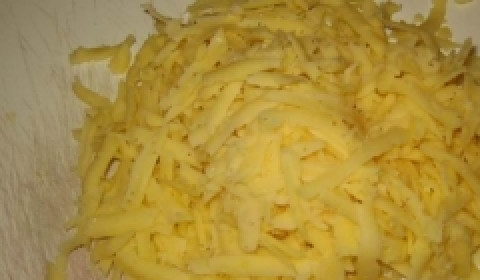 1. Этап. Капуста с грибами в горшочке: Натереть на терке сыр.