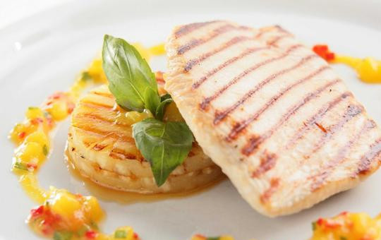 1. Этап. Стейк из индейки на сковороде: Стейк можно есть просто так (если придерживаетесь диеты), либо подавать с овощами. Приятного аппетита!