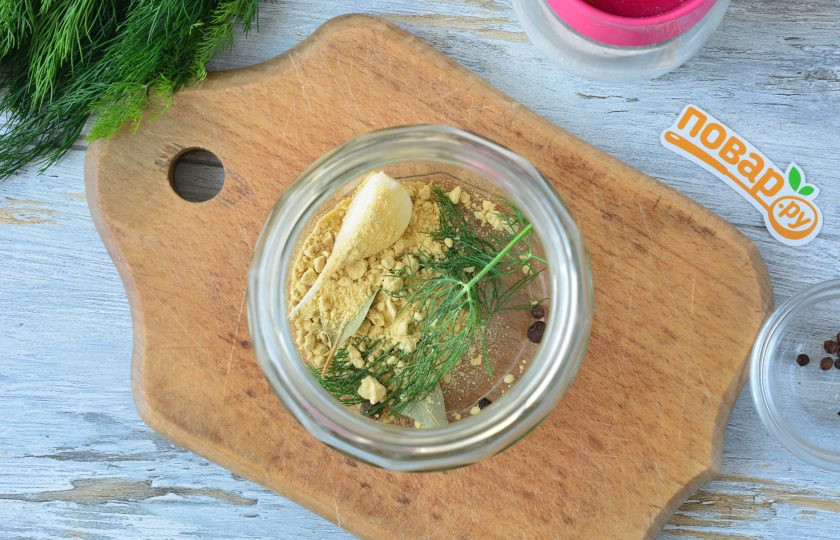 1. Этап. Газированные помидоры: Выложите на дно горчицу.