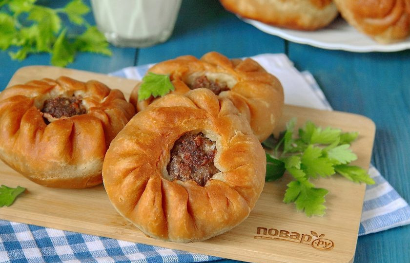 1. Этап. Беляши в мультиварке: Подавайте беляши горячими со свежими овощами, чаем, молоком или соусами. Приятного аппетита!