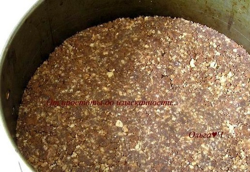 1. Этап. Торт Два шоколада и лесные ягоды: Выложите массу в разъемную форму, диаметром 18 см (дно застелите пекарской бумагой или пищевой пленкой), разровняйте и утрамбуйте с помощью ложки или стакана с ровным дном, уберите в холодильник до использования.