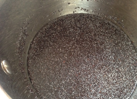 1. Этап. Маковые кексики с курагой: 1. В первую очередь займемся маком. Отмеряем нужное количество, высыпаем в кастрюльку и наливаем полстакана воды. Варим до полного испарения жидкости. Затем охлаждаем.