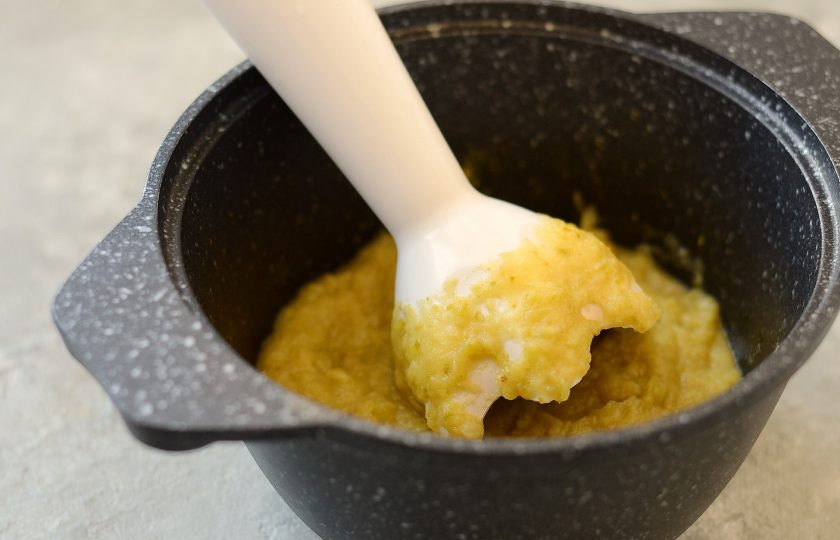 1. Этап. Кабачковая икра с мятой: Измельчите кабачки с помощью блендера. В однородное пюре лучше не измельчать, оставьте текстуру.