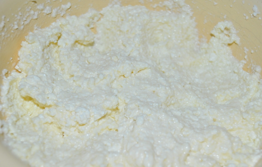 1. Этап. Завитушки с творогом в сметанной заливке: Теперь займемся начинкой. Для этого смешиваем подготовленный творог с яйцом и сахаром.