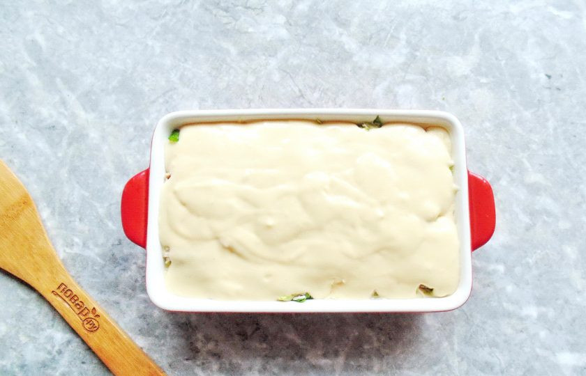 1. Этап. Заливной пирог с курицей и кабачком: Залейте начинку оставшимся тестом.