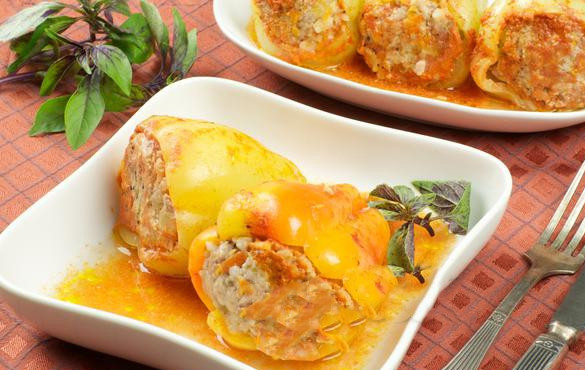 1. Этап. Фаршированный перец классический: Доводим массу до кипения, а после убавляем огонь. Перцы готовятся под крышкой на тихом огне 45 минут. Солим за 2 минуты до готовности. Приятного аппетита!