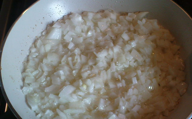 1. Этап. Рыбный пирог из сайры: Репчатый лук очищаем и измельчаем, затем обжариваем на растительном масле до прозрачности.