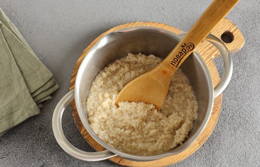 1. Этап. Ячневая каша для похудения: Доведите до кипения, убавьте огонь и варите кашу периодически перемешивая около 20 минут. Затем дайте настояться еще 15-20 минут. Ячневая каша для похудения готова.