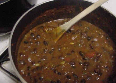 1. Этап. Вегетарианская черная фасоль Чили: Накрываем кастрюлю крышкой и варим на среднем огне в течении 15-17 минут.