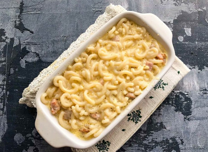 1. Этап. Запеканка из макарон в микроволновке: В форму для выпекания выложите макароны и залейте яичной смесью.