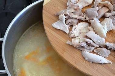 1. Этап. Суп с рисом и картошкой: Ну и конечно, добавляем мясо в суп.