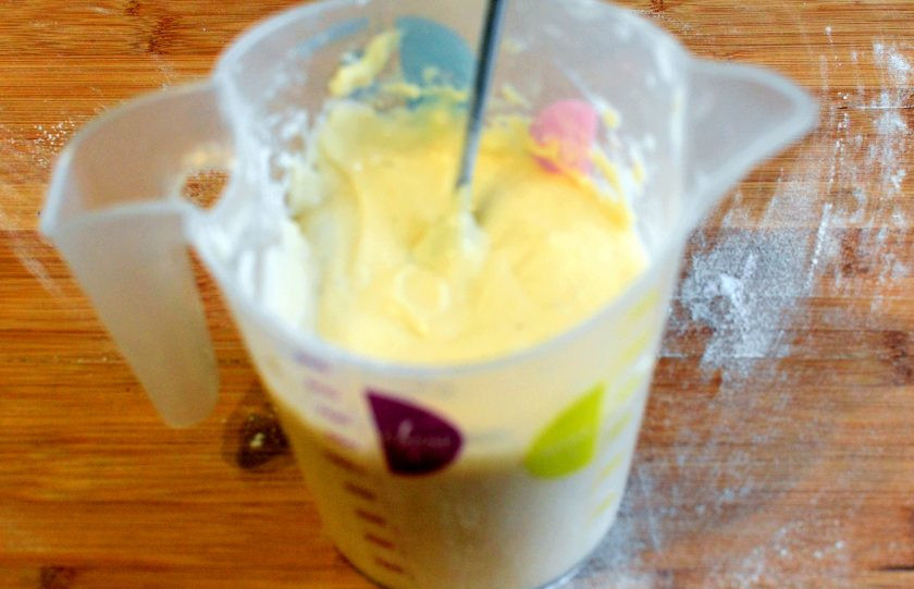 1. Этап. Пирог с мармеладом: Всыпьте просеянную с содой муку и перемешайте тесто. Густота теста примерно как на оладьи. Если простокваша не слишком кислая, добавьте в тесто столовую ложку лимонного сока или яблочного уксуса и еще раз перемешайте.