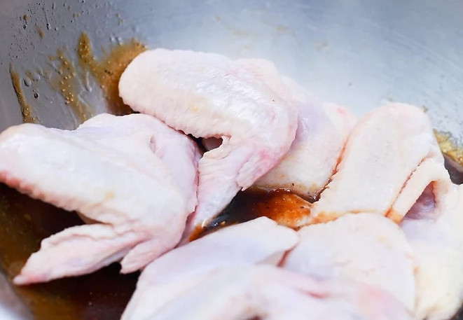 1. Этап. Вкусные крылышки: В миску влейте оба соуса, добавьте сахар, соль и все специи. Также добавьте кунжутное масло. выложите туда крылышки.