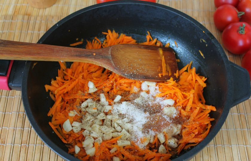 1. Этап. Перец фаршированный морковью на зиму: Насыпаем соль (1 чайную ложку), сахар, молотый перец и добавляем уксус. Все перемешиваем.