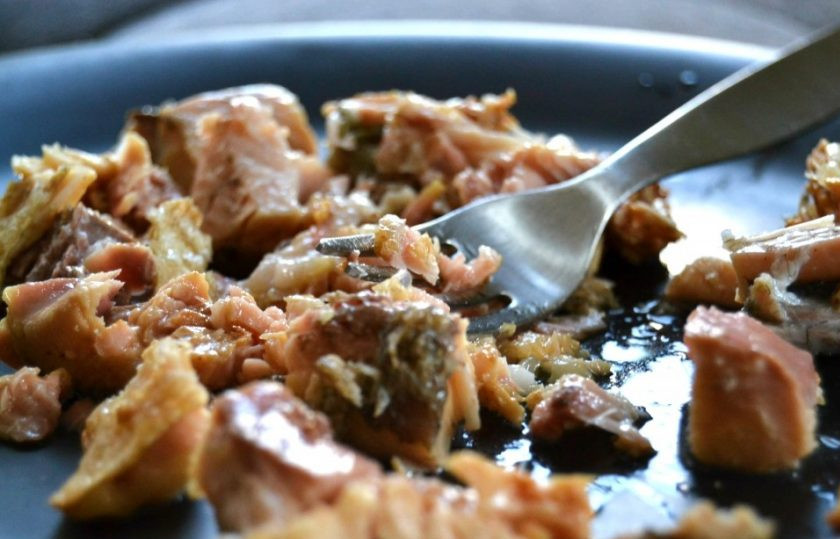 1. Этап. Рыбные шарики: 1. Разомните консервированные кусочки рыбы с помощью вилки.