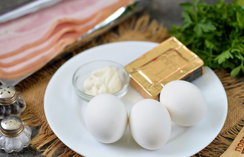 1. Этап. Рулетики из бекона с сыром и яйцом: Подготовьте все ингредиенты. Яйца заранее отварите не дольше 10 минут, остудите в холодной воде, почистите от скорлупы.