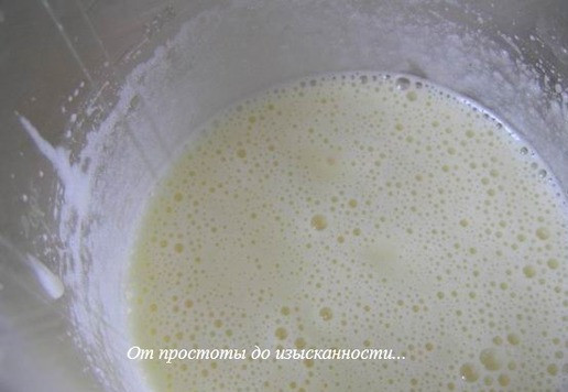 1. Этап. Апельсиновое печенье «Мадлен»: Добавьте растопленное сливочное масло, еще взбейте.