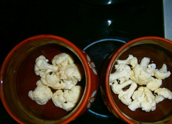 1. Этап. Цветная капуста с творогом: 4. Выкладываем соцветия в горшочки на дно. Теперь приступаем к творогу.
