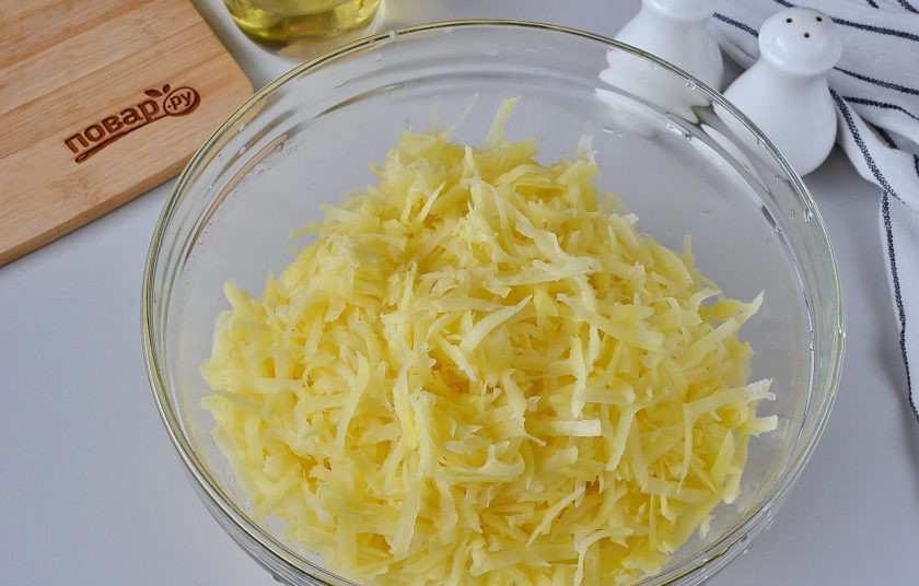 1. Этап. Драники картофельные с фаршем: Картофель очистите, натрите на крупной терке.