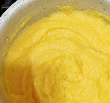 1. Этап. Запеканка с кукурузной полентой: Четверть приготовленной поленты поместить в форму.