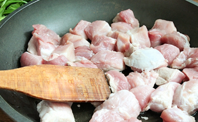 1. Этап. Тушеная картошка со свининой на сковороде: Режем мясо кубиками. Разогреваем в сковороде масло. Выкладываем свинину жариться.