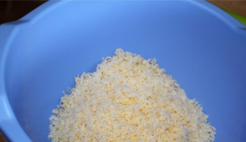 1. Этап. Лазанья из блинов: 3. Сыр натрите на мелкой терке.