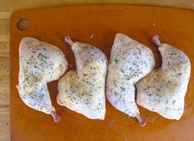 1. Этап. Куриные ножки с картофелем и розмарином: 1. Курицу с обеих сторон смажьте солью, измельчённым розмарином, маслом и перцем.